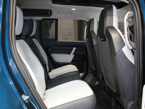 Used 2026 Land Rover Defender 110 OCTA image 52