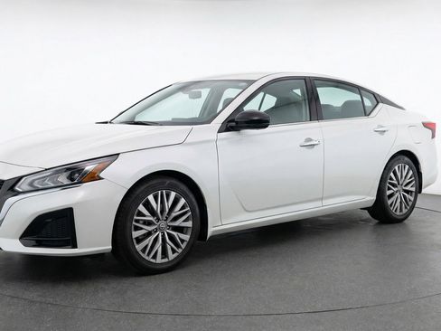 Used 2025 Nissan Altima 2.5 SV FWD image 3
