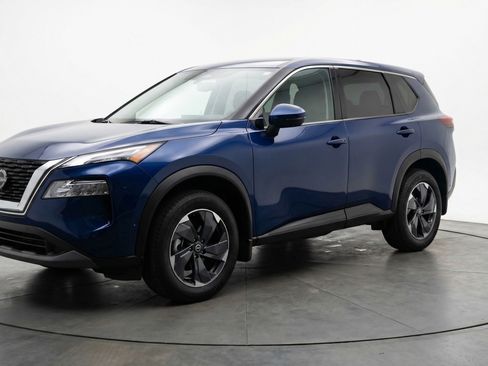 Used 2025 Nissan Rogue SV image 3