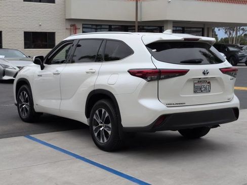 Used 2020 Toyota Highlander XLE AWD/4WD image 7