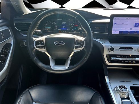 Used 2022 Ford Explorer XLT w/ Equipment Group 202A image 5