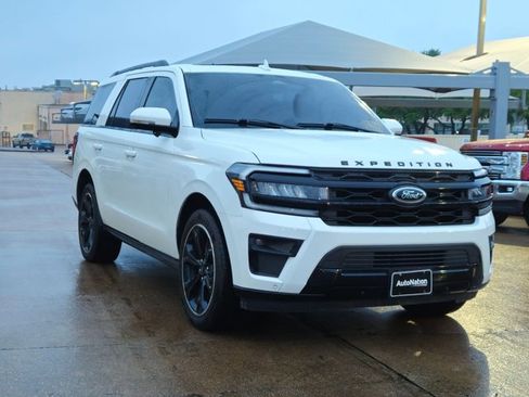 Used 2023 Ford Expedition Limited image 3