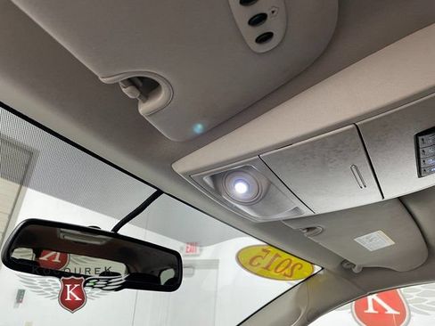 Used 2015 Chrysler Town & Country Touring FWD image 19