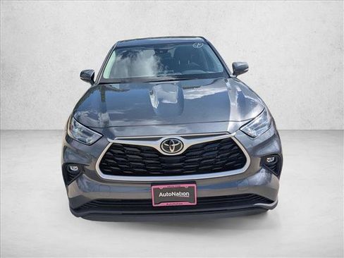 Used 2025 Toyota Highlander LE AWD/4WD image 2