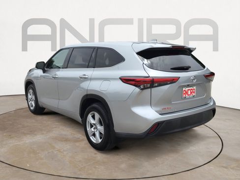 Used 2021 Toyota Highlander LE AWD/4WD image 8