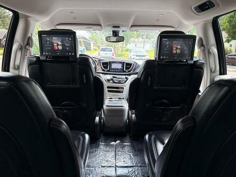Used 2018 Chrysler Pacifica Touring-L Plus FWD image 16