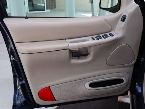 Used 2000 Ford Explorer Eddie Bauer image 24
