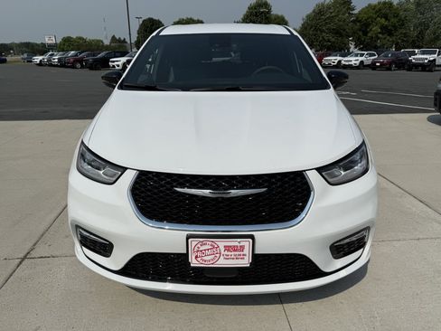 Used 2026 Chrysler Pacifica Select FWD image 3