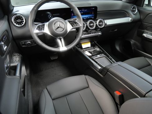 Used 2026 Mercedes-Benz GLB 250 4MATIC image 2