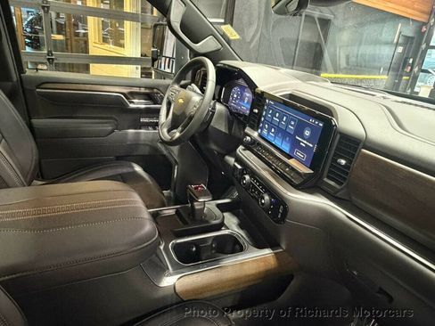 Used 2025 Chevrolet Silverado 1500 High Country w/ High Country Premium Package AWD/4WD image 21