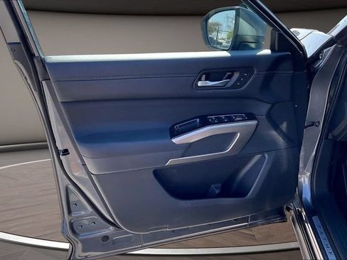 Certified 2025 Nissan Pathfinder Platinum w/ Cargo Package FWD image 21