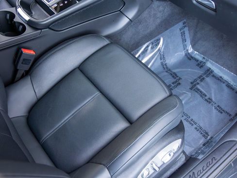 Certified 2024 Porsche Macan image 58