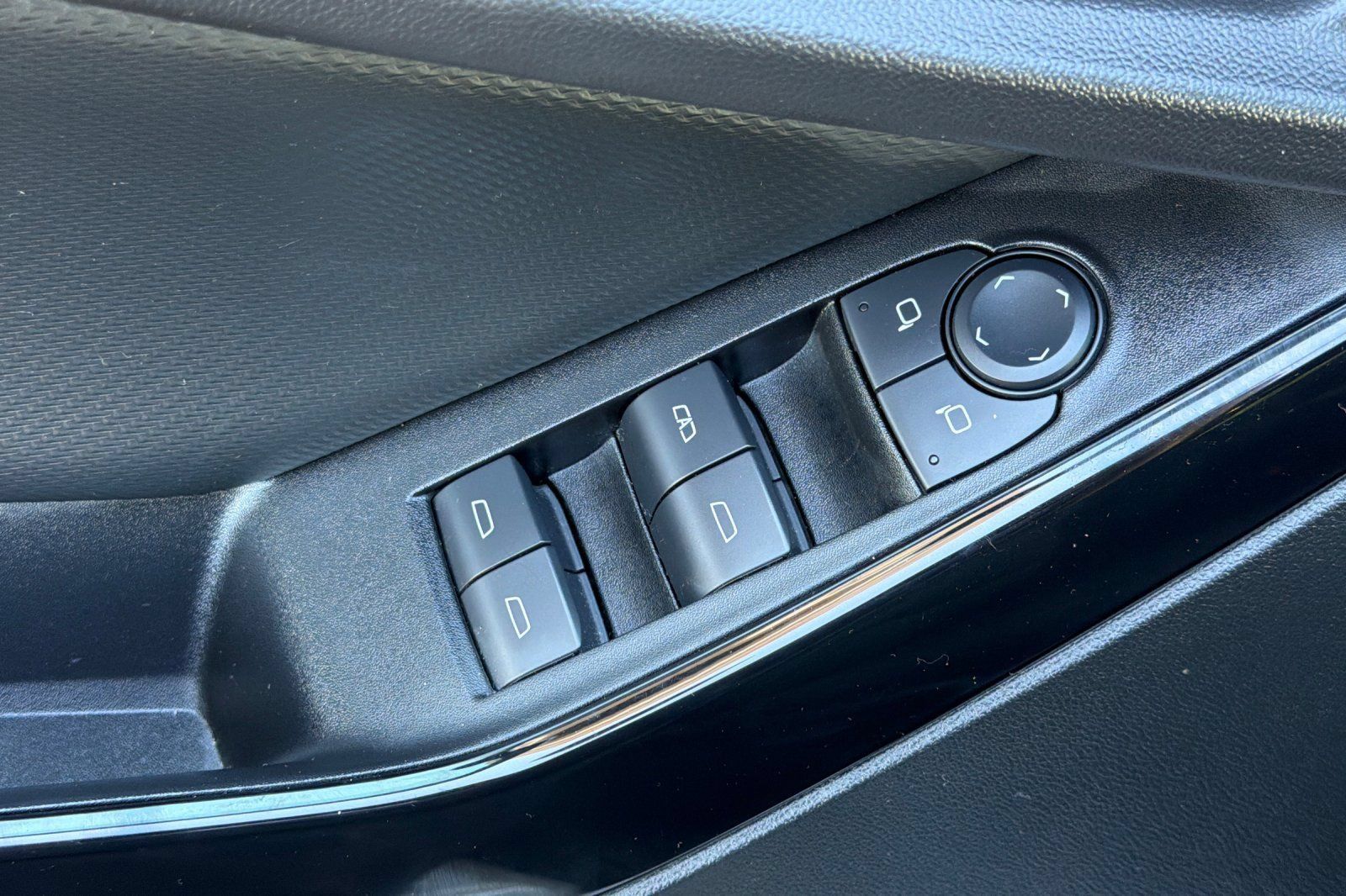 Used 2025 Chevrolet Equinox LT FWD image 14