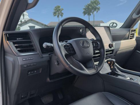 Used 2025 Lexus GX 550 w/ Accessory Package (2T) AWD/4WD image 12