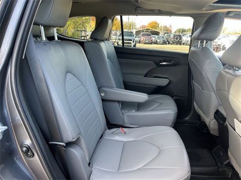 Used 2024 Toyota Highlander XLE image 32