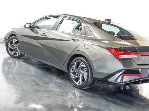 Used 2025 Hyundai Elantra SEL image 11
