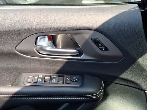 New 2027 Chrysler Pacifica Limited FWD image 14