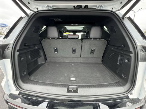 Used 2025 Chevrolet Traverse RS image 25
