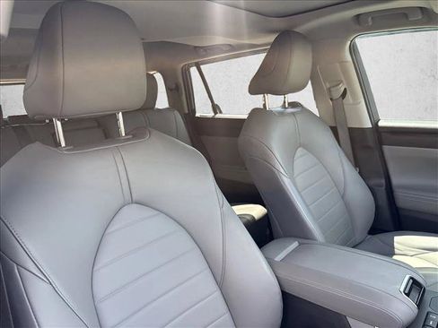 Used 2022 Toyota Highlander XLE AWD/4WD image 24