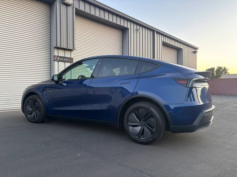 Used 2026 Tesla Model Y 2WD image 9