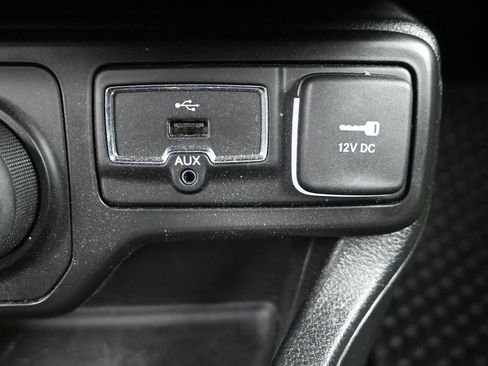 Used 2020 Jeep Renegade Latitude w/ Cold Weather Group image 21