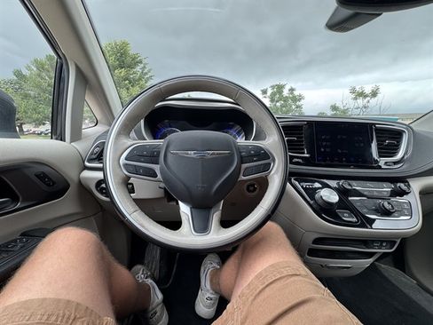 Used 2019 Chrysler Pacifica Limited FWD image 9