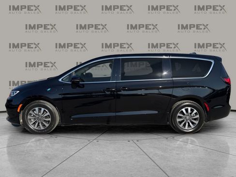 Used 2024 Chrysler Pacifica Select image 2