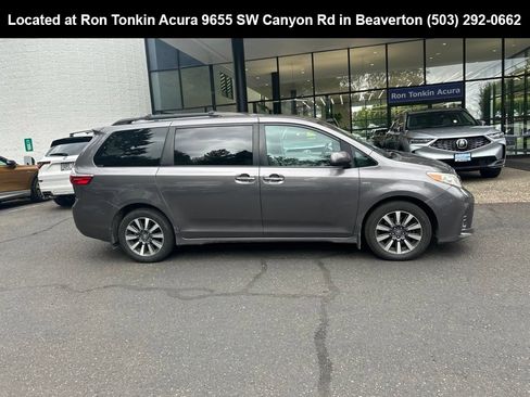 Used 2018 Toyota Sienna XLE AWD/4WD image 3
