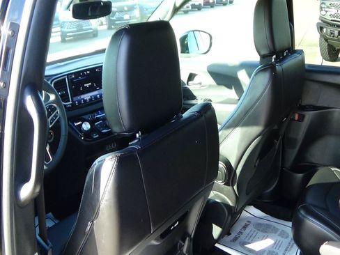 Used 2025 Chrysler Pacifica Select FWD image 13