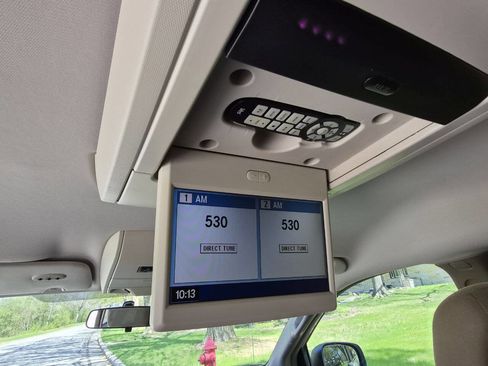 Used 2011 Chrysler Town & Country Touring w/ Entertainment Group #1 FWD image 22