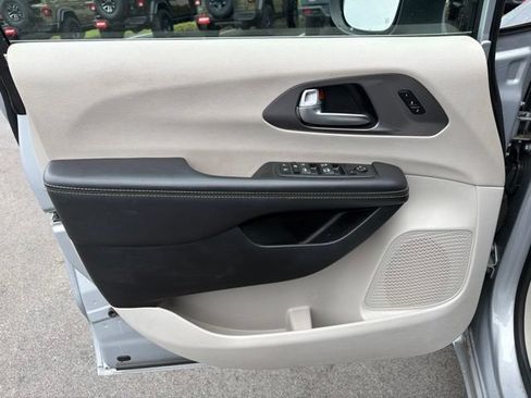 Used 2023 Chrysler Pacifica Touring-L FWD image 15