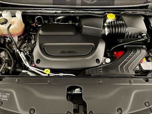 Used 2024 Chrysler Pacifica Touring-L image 13