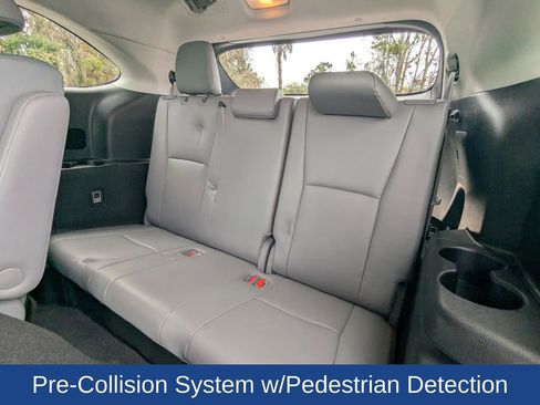 Used 2022 Toyota Highlander XLE image 17