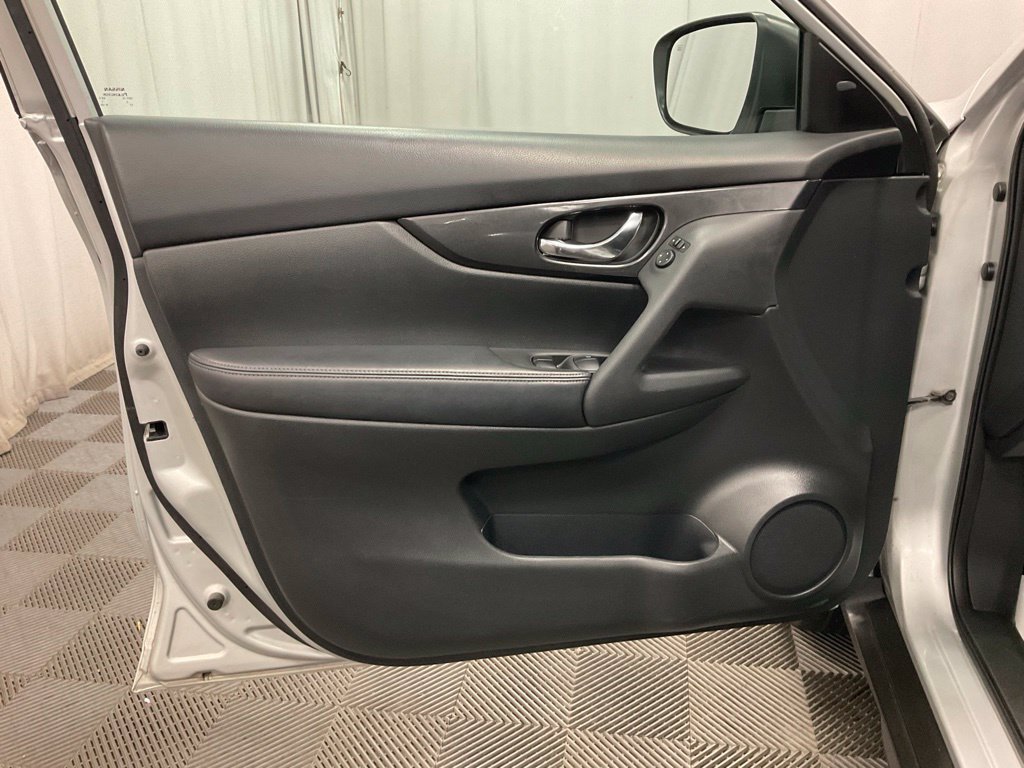 Used 2017 Nissan Rogue SV FWD image 16
