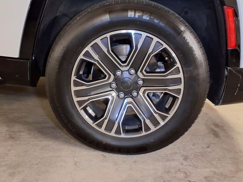 Used 2024 Jeep Wagoneer Series II w/ Flexible Seating Group image 9