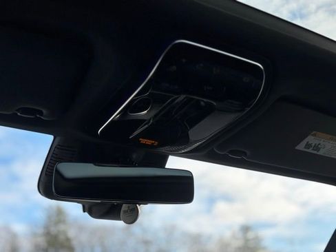 Used 2025 Mercedes-Benz GLC 300 4MATIC image 35