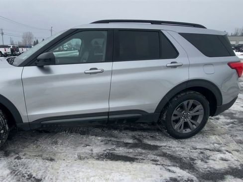 Used 2022 Ford Explorer XLT w/ Equipment Group 202A image 5