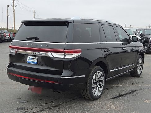 Used 2022 Lincoln Navigator Reserve image 5