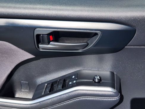 Used 2021 Toyota Highlander LE FWD image 21