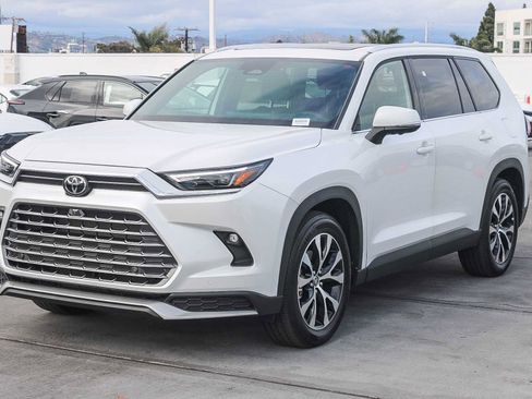 Used 2025 Toyota Grand Highlander AWD Hybrid image 3