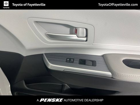 Used 2026 Toyota Sienna XLE FWD image 9