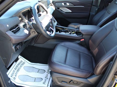 Used 2025 Ford Explorer Platinum image 12