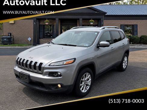 Used 2017 Jeep Cherokee Latitude AWD/4WD image 1