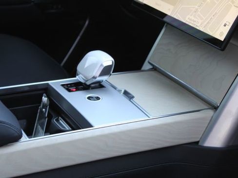 Used 2025 Land Rover Range Rover SV image 29