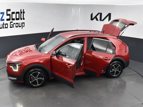 Used 2025 Kia Niro EX FWD image 30