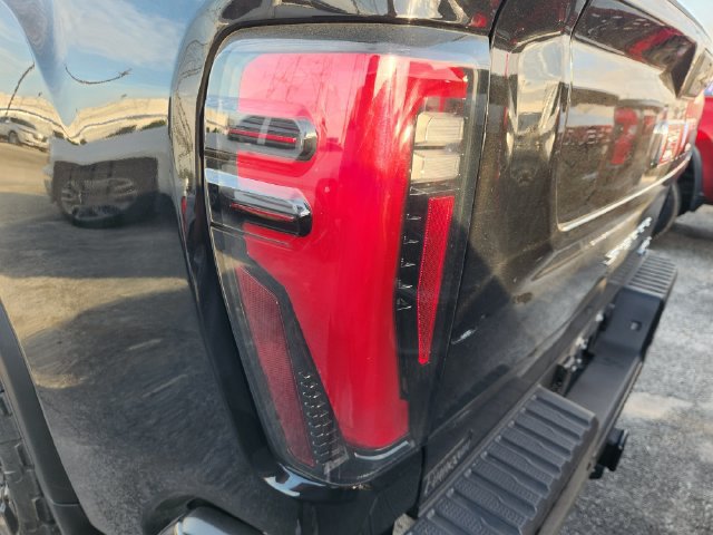 Used 2025 GMC Sierra 2500 AT4 w/ AT4 Premium Plus Package AWD/4WD image 7