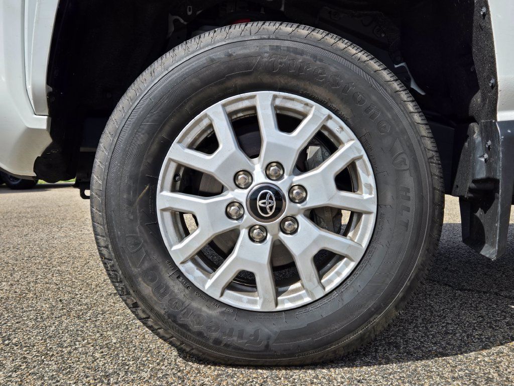 Used 2025 Toyota Tacoma SR5 AWD/4WD image 10