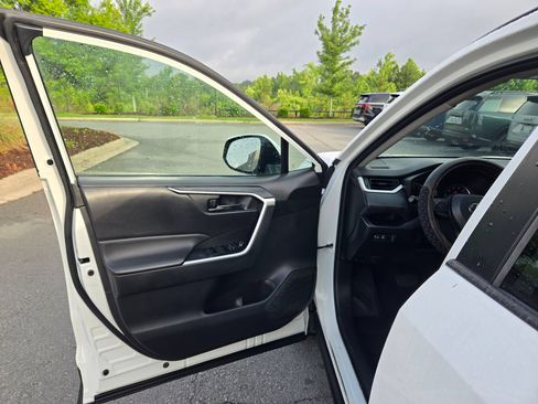 Used 2021 Toyota RAV4 LE FWD image 19
