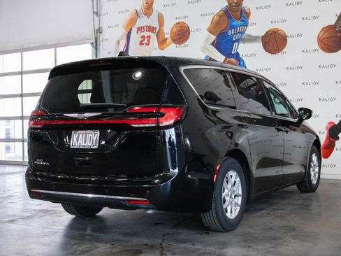 Used 2024 Chrysler Pacifica Touring-L FWD image 24