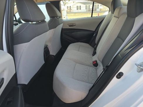 Used 2022 Toyota Corolla LE image 9